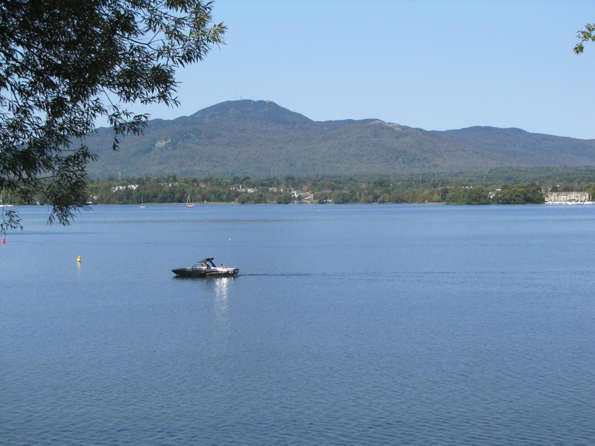 Location Tourisme Estrie - Oberge Du Village Magog Εξωτερικό φωτογραφία