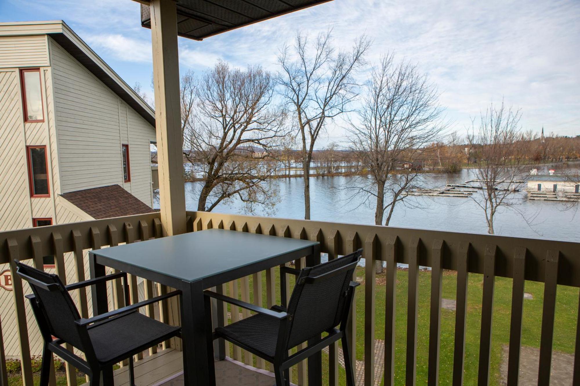 Location Tourisme Estrie - Oberge Du Village Magog Εξωτερικό φωτογραφία