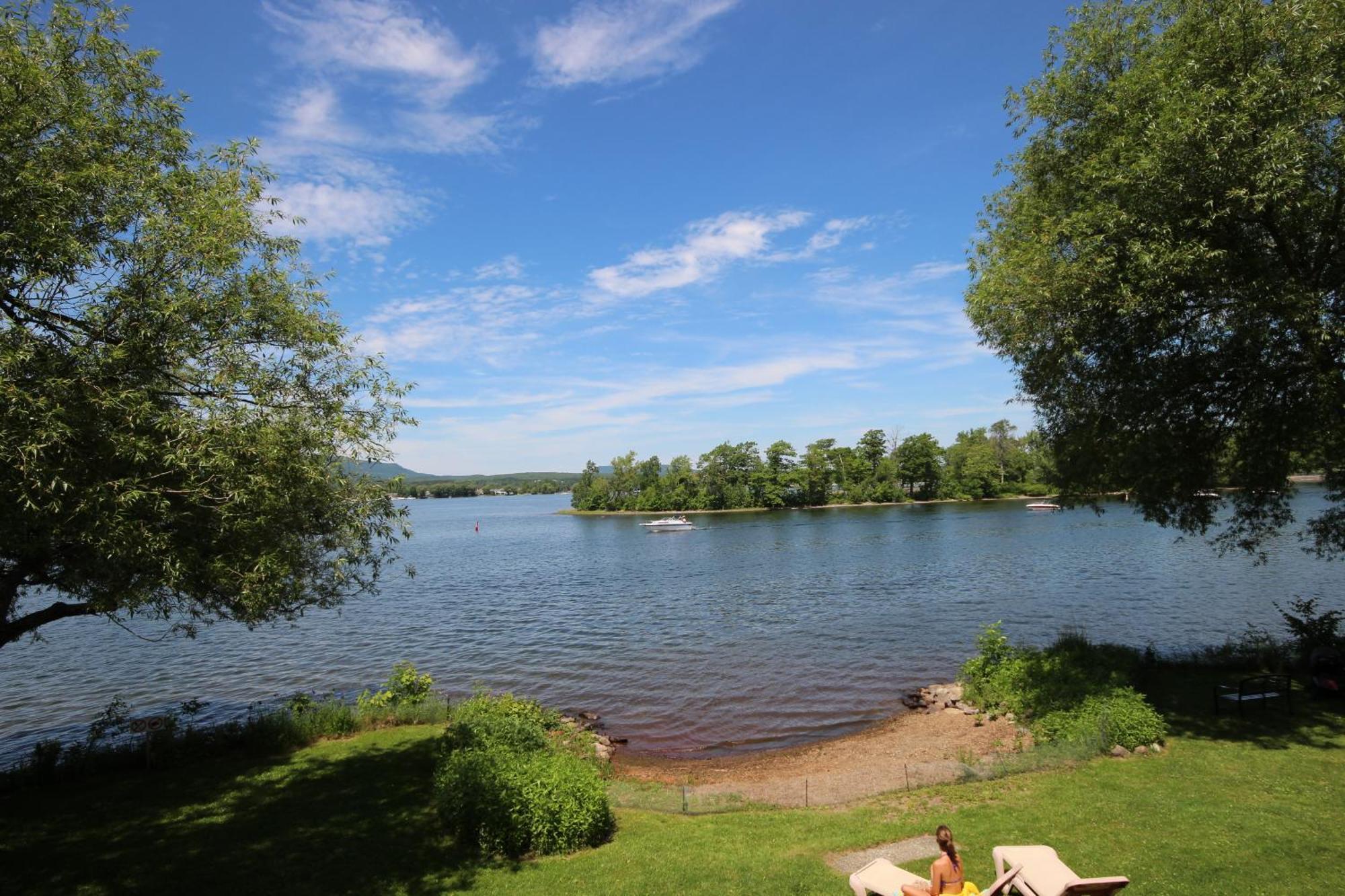 Location Tourisme Estrie - Oberge Du Village Magog Εξωτερικό φωτογραφία