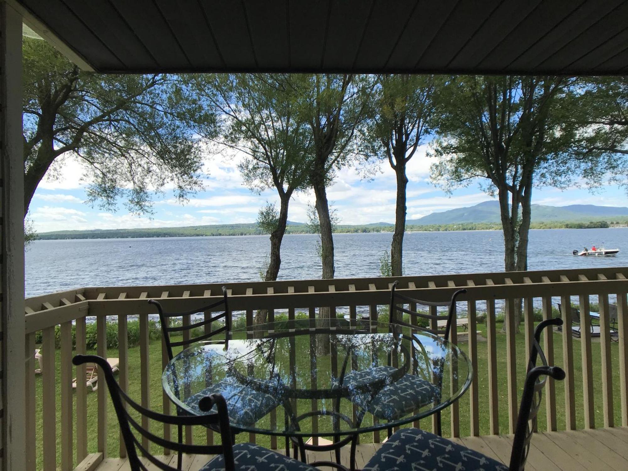 Location Tourisme Estrie - Oberge Du Village Magog Εξωτερικό φωτογραφία