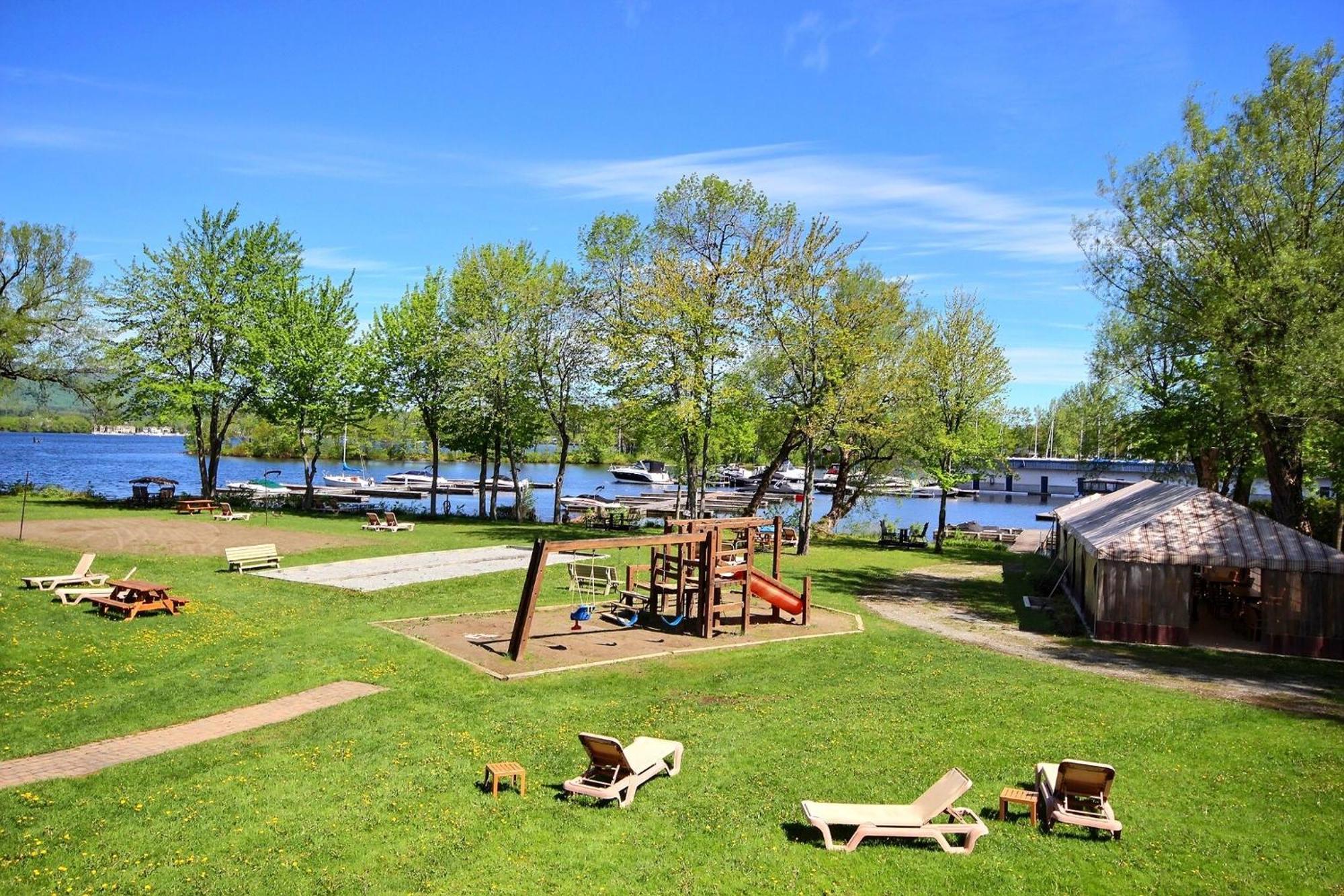 Location Tourisme Estrie - Oberge Du Village Magog Εξωτερικό φωτογραφία