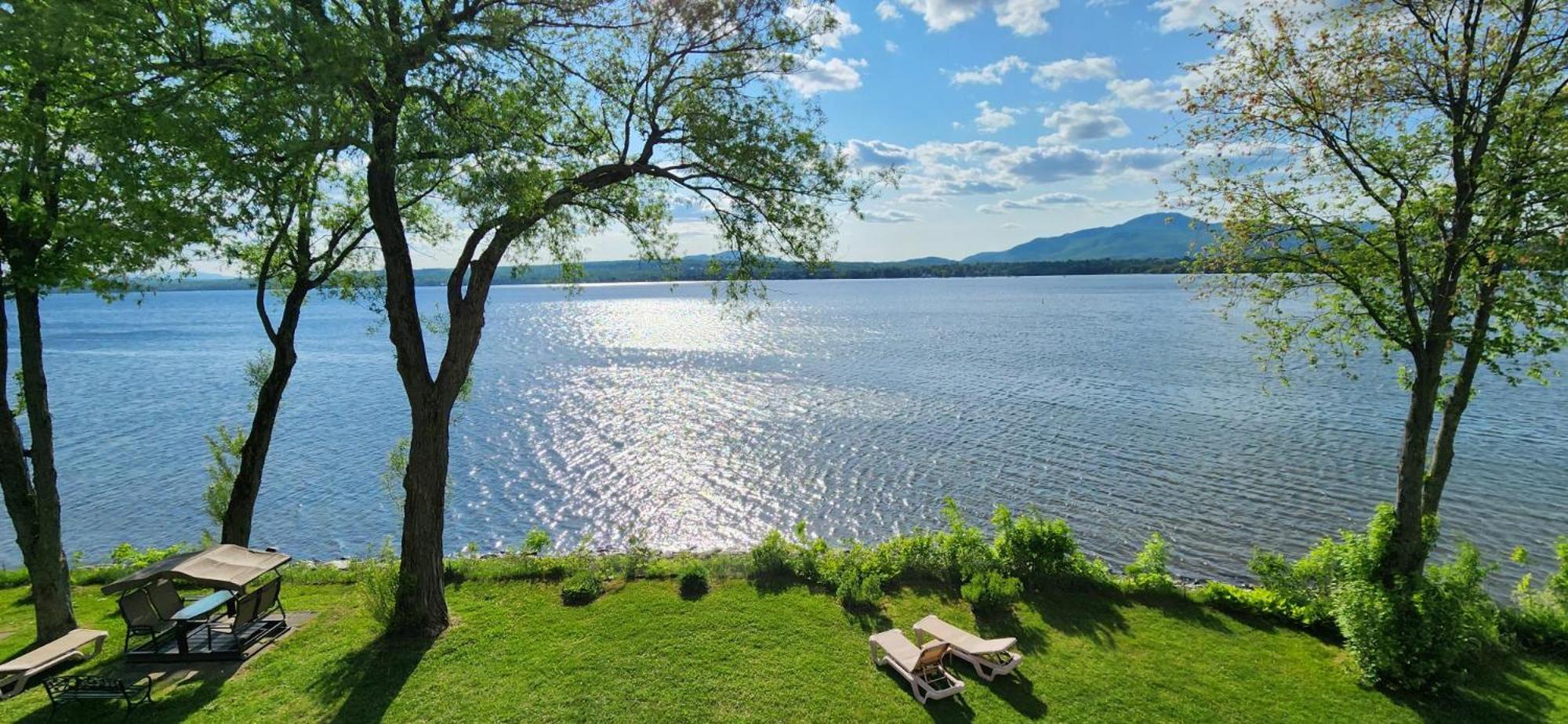 Location Tourisme Estrie - Oberge Du Village Magog Εξωτερικό φωτογραφία
