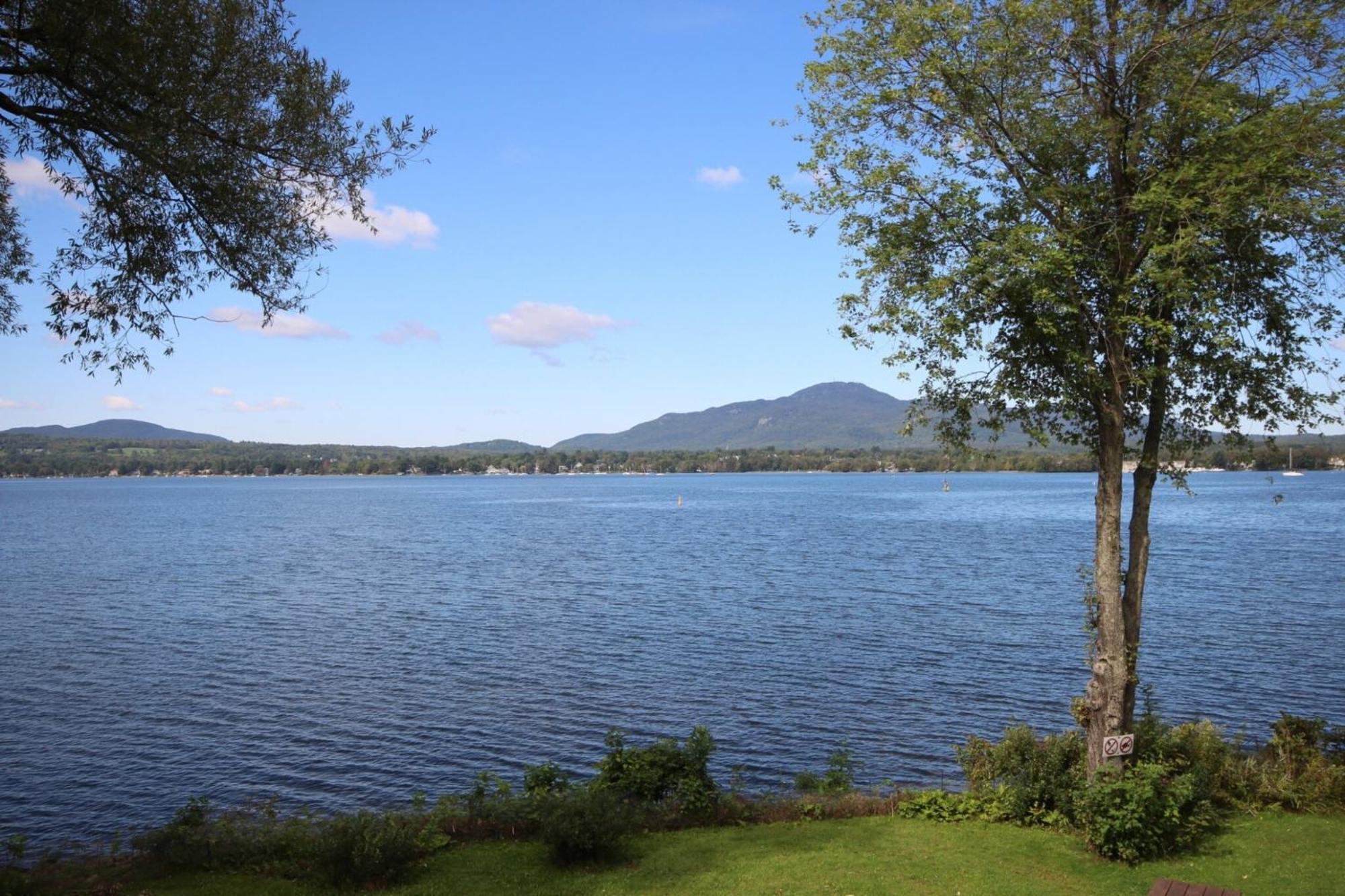 Location Tourisme Estrie - Oberge Du Village Magog Εξωτερικό φωτογραφία