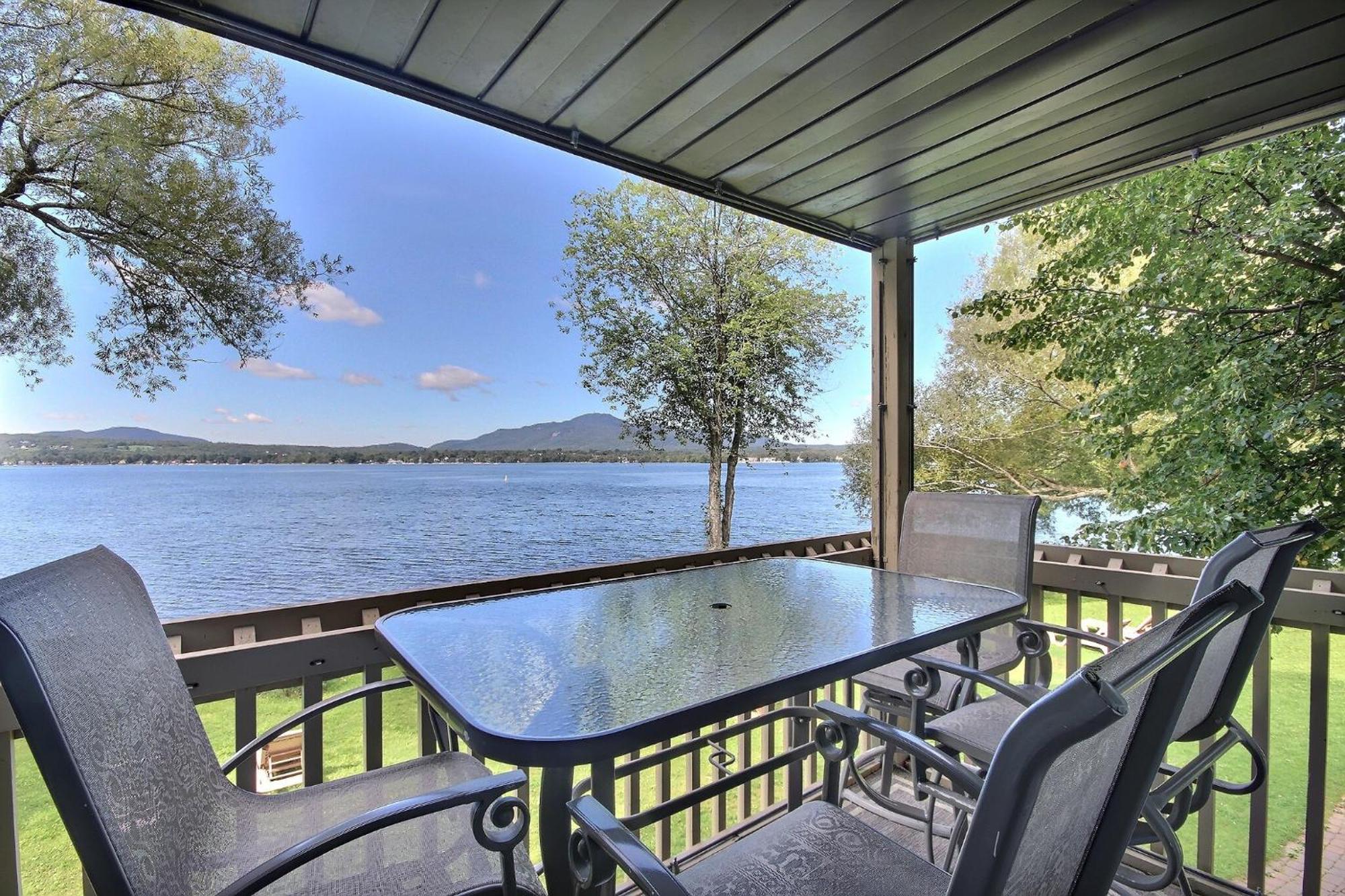 Location Tourisme Estrie - Oberge Du Village Magog Εξωτερικό φωτογραφία